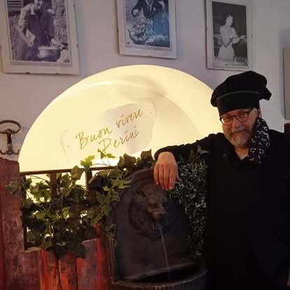 Chef Alessandro accanto alla fontana della Trattoria Ponticelli