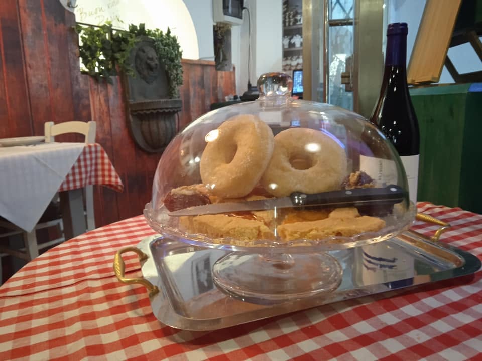 Dolci della casa sotto campana di vetro
