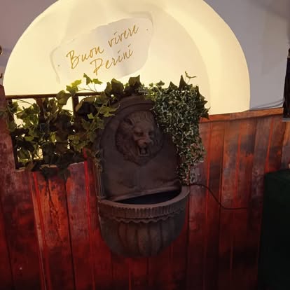 Fontana a testa di leone in Trattoria Ponticelli