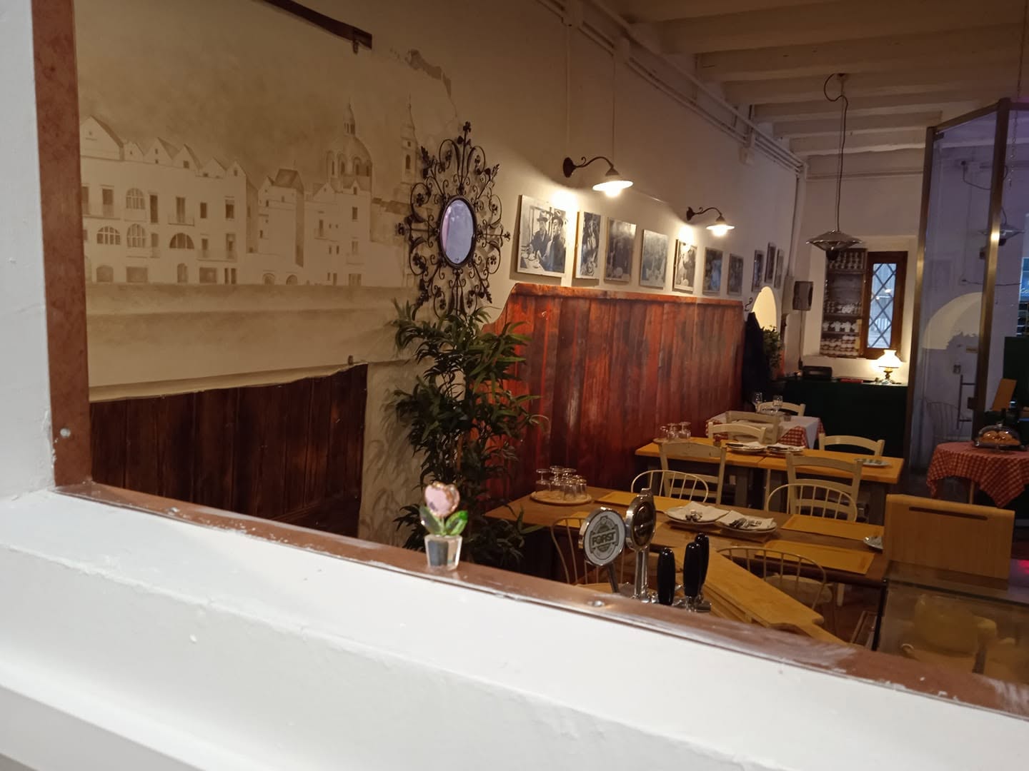 Sala interna della Trattoria Ponticelli con murale